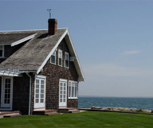 Villa frente a la playa: ventanas resistentes al tifón y puertas a prueba de corrosión para una mayor seguridad y vistas.