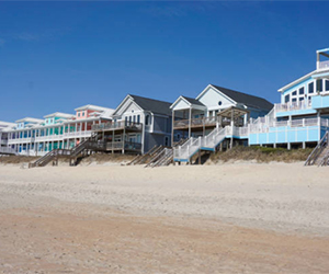 Villa frente a la playa: ventanas resistentes al tifón y puertas a prueba de corrosión para una mayor seguridad y vistas.
